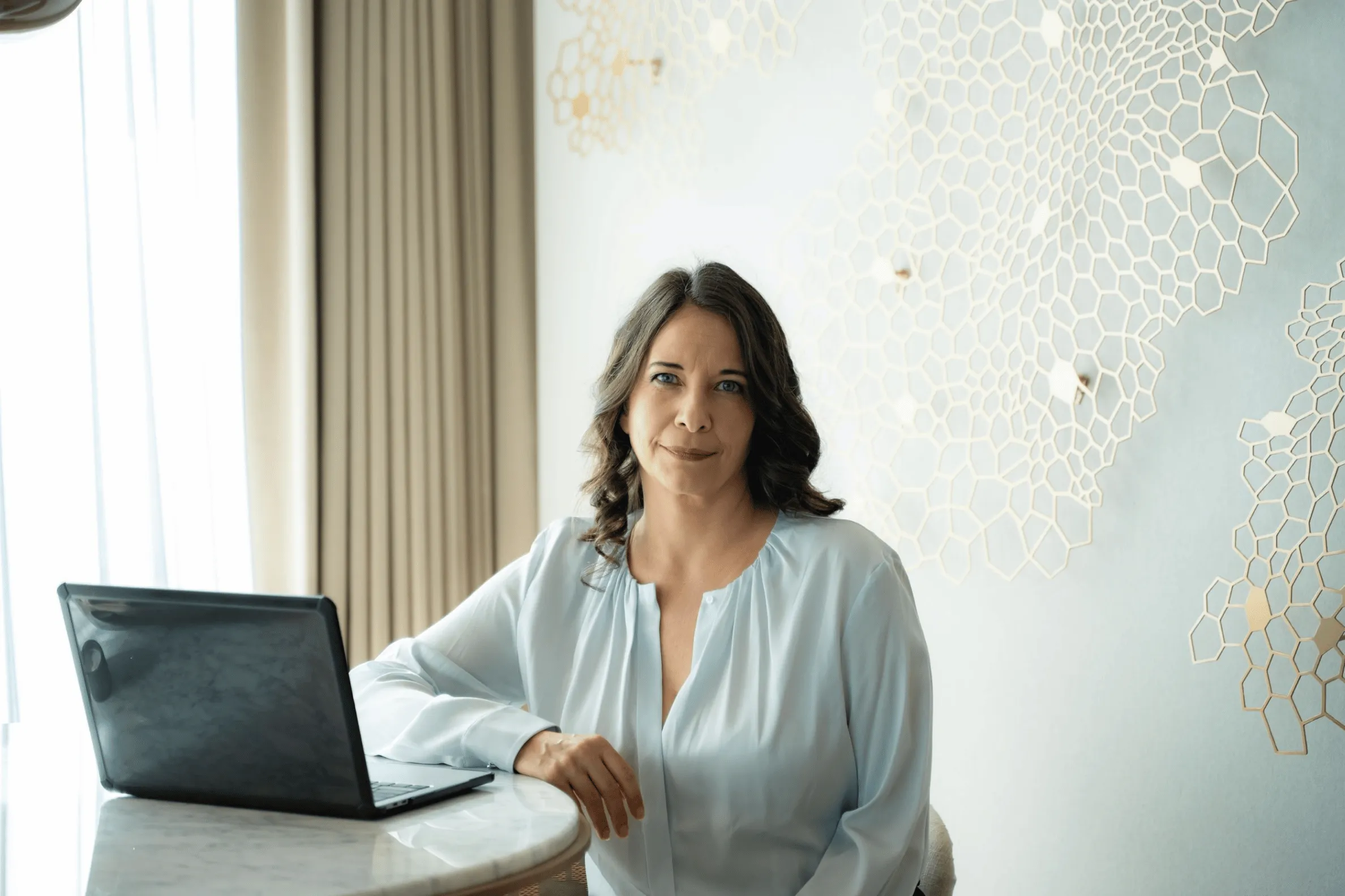 Ida Saccone am Schreibtisch